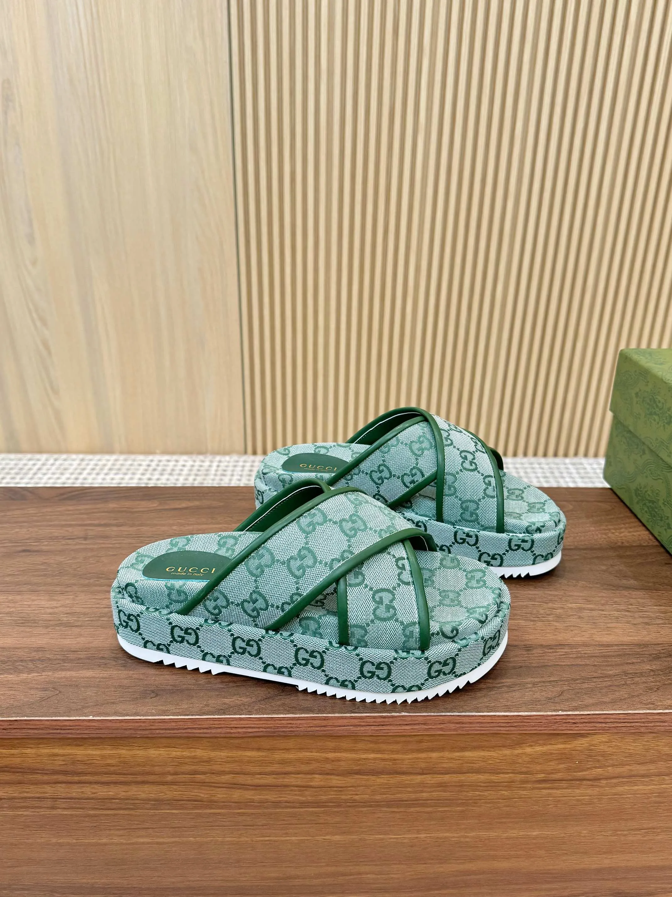 👟👟Ex-factory price 400👟👟 Shipped all year round, Gucci's latest limited edition thick-soled slippers. Top quality for sale. Purchase genuine product for development. The material and workmanship are consistent with the original. Upper: original special printing process. Lining: dyed sheepskin. Outsole: Italian private model outsole. Size: 35-43M standard size. 41, 42, 43 are also customized and cannot be returned. Sole thickness: 5.5cm. Forefoot 4cm.